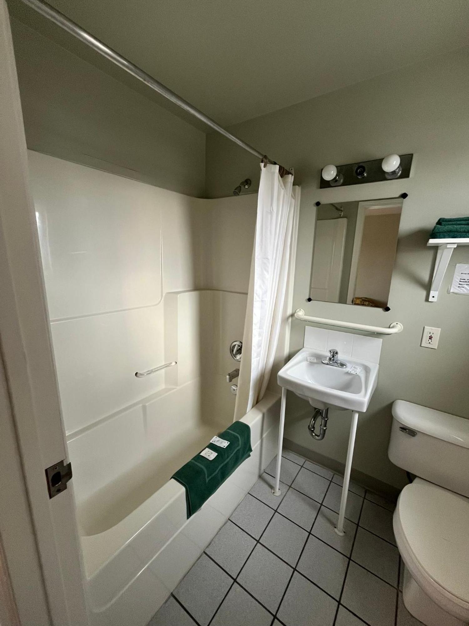 Raccoon Lodge Motel Sylvan Lake Δωμάτιο φωτογραφία